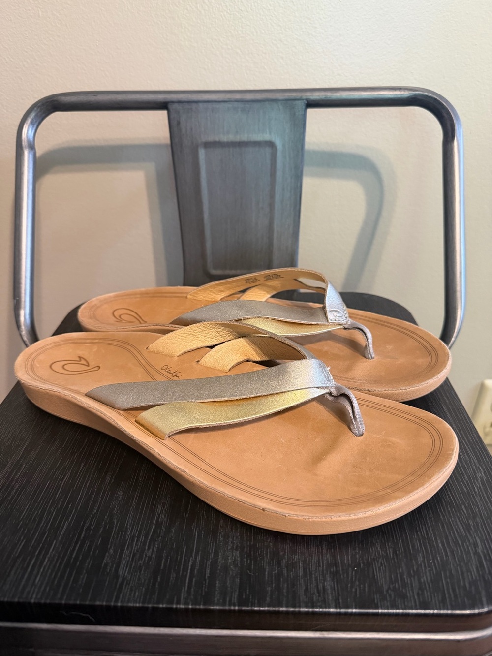 Olukai metallic leather flip flops ✨ silver gold beachy comfort size 10